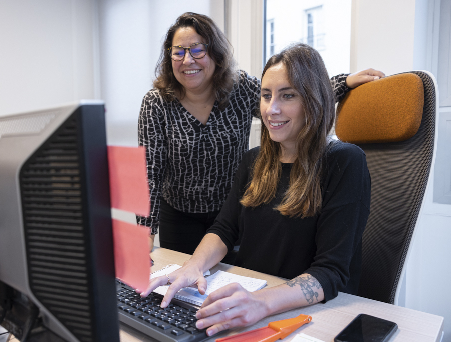 Deux collaboratrices au travail dans le centre AFOMETRA
